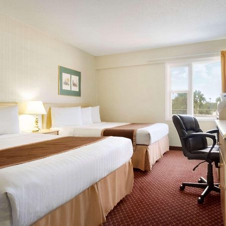Travelodge By Wyndham Lethbridge Esterno foto