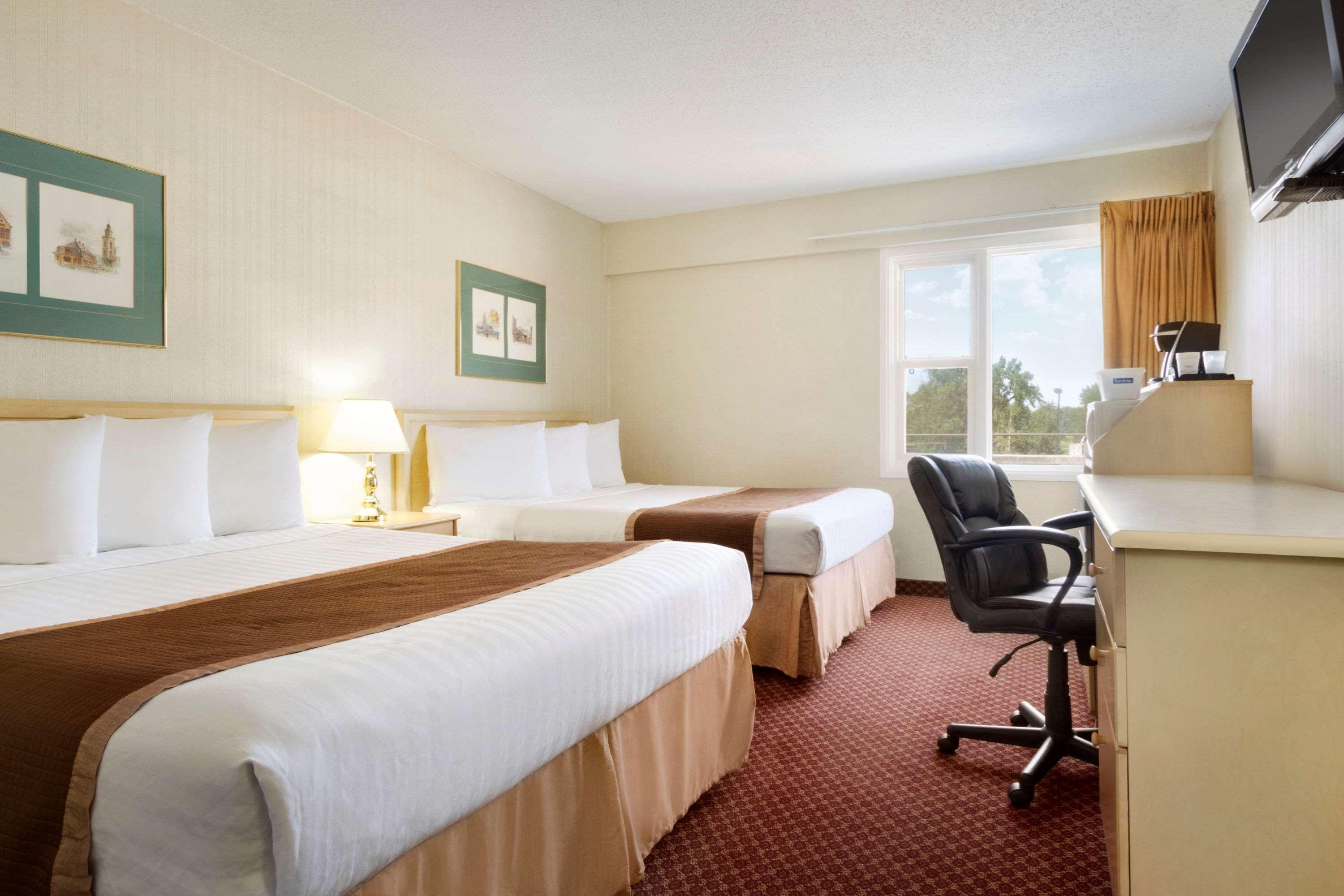 Travelodge By Wyndham Lethbridge Esterno foto