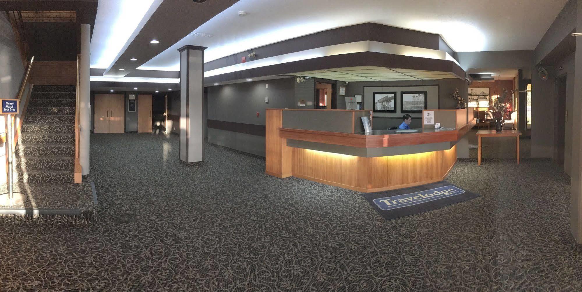 Travelodge By Wyndham Lethbridge Esterno foto